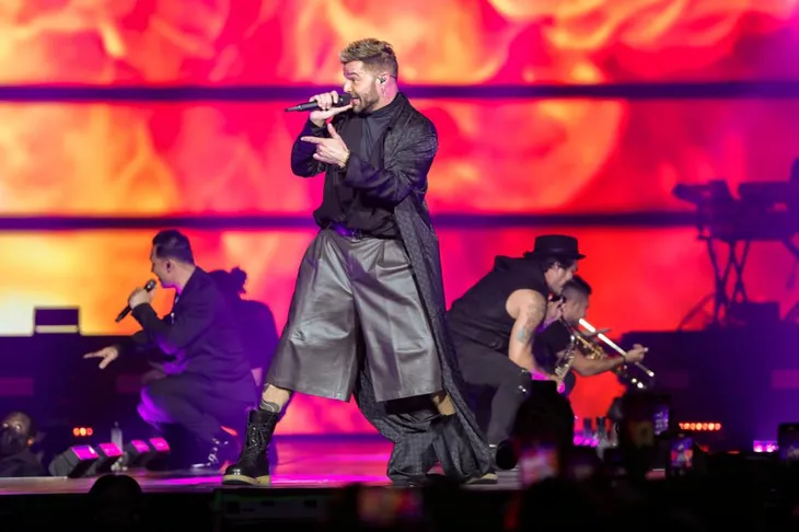 Ricky Martin biểu diễn lần đầu tiên sau khi vụ án loạn luân được bác bỏ - Ảnh 1. Ricky Martin biểu diễn lần đầu tiên sau khi vụ án loạn luân được bác bỏ - Ảnh 1.