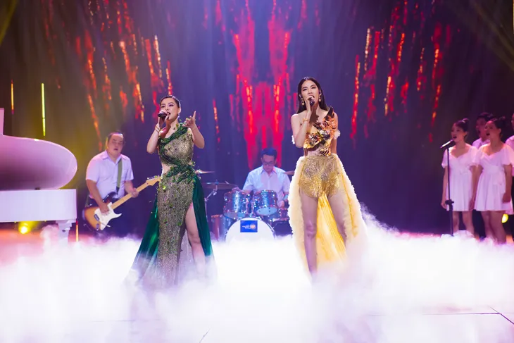 Bán kết Trời sinh một cặp: Hát loạt hit của Adele, Hoàng Thùy ẵm trọn điểm 10 - Ảnh 4. Bán kết Trời sinh một cặp: Hát loạt hit của Adele, Hoàng Thùy ẵm trọn điểm 10 - Ảnh 4.
