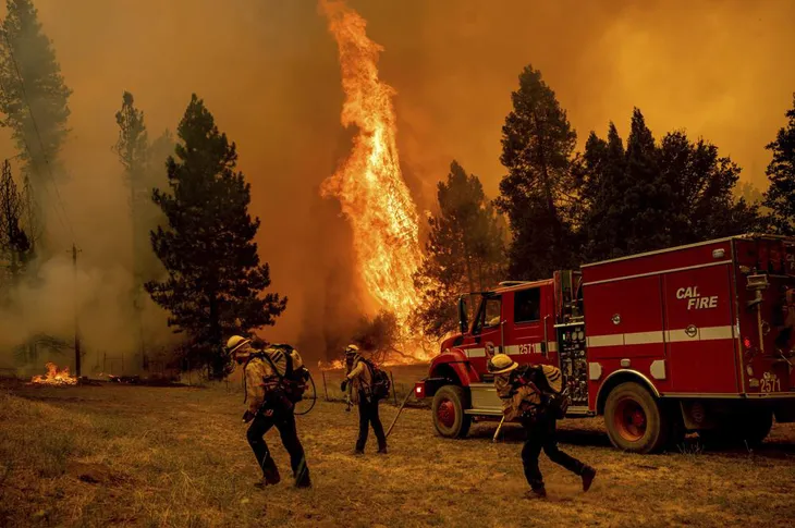 Hàng nghìn người phải sơ tán trong đám cháy rừng lớn nhất năm ở California - Ảnh 8. Hàng nghìn người phải sơ tán trong đám cháy rừng lớn nhất năm ở California - Ảnh 8.