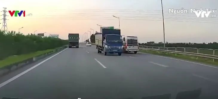 Hai ô tô bất chấp nguy hiểm chạy ngược chiều trên cao tốc - Ảnh 1. Hai ô tô bất chấp nguy hiểm chạy ngược chiều trên cao tốc - Ảnh 1.
