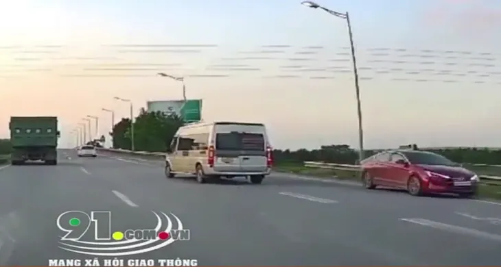 Hai ô tô bất chấp nguy hiểm chạy ngược chiều trên cao tốc - Ảnh 2. Hai ô tô bất chấp nguy hiểm chạy ngược chiều trên cao tốc - Ảnh 2.
