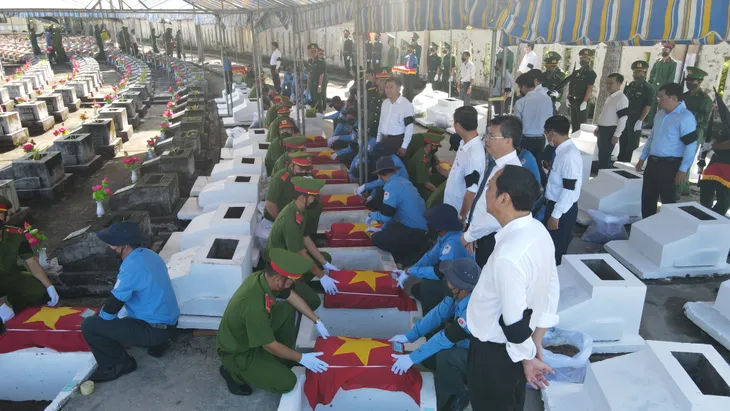 Truy điệu, an táng 20 hài cốt liệt sĩ quân tình nguyện, chuyên gia Việt Nam hy sinh tại Campuchia - Ảnh 1. Truy điệu, an táng 20 hài cốt liệt sĩ quân tình nguyện, chuyên gia Việt Nam hy sinh tại Campuchia - Ảnh 1.