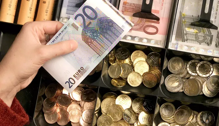 ECB tăng lãi suất: Chấm dứt kỷ nguyên tỷ giá âm - Ảnh 1. ECB tăng lãi suất: Chấm dứt kỷ nguyên tỷ giá âm - Ảnh 1.
