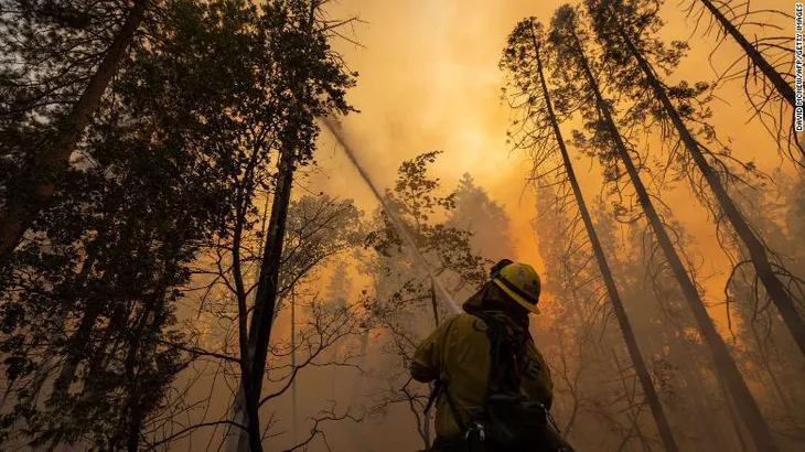 Mỹ: Cháy rừng lan rộng, thiêu rụi hơn 6.700 ha gần Công viên Quốc gia Yosemite - Ảnh 1. Mỹ: Cháy rừng lan rộng, thiêu rụi hơn 6.700 ha gần Công viên Quốc gia Yosemite - Ảnh 1.