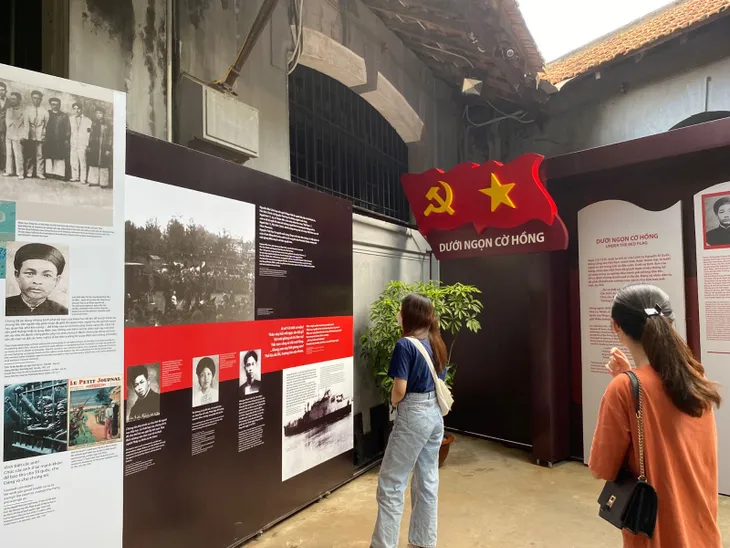Trưng bày triển lãm chuyên đề Cung trầm tháng 7 - Ảnh 8. Trưng bày triển lãm chuyên đề Cung trầm tháng 7 - Ảnh 8.