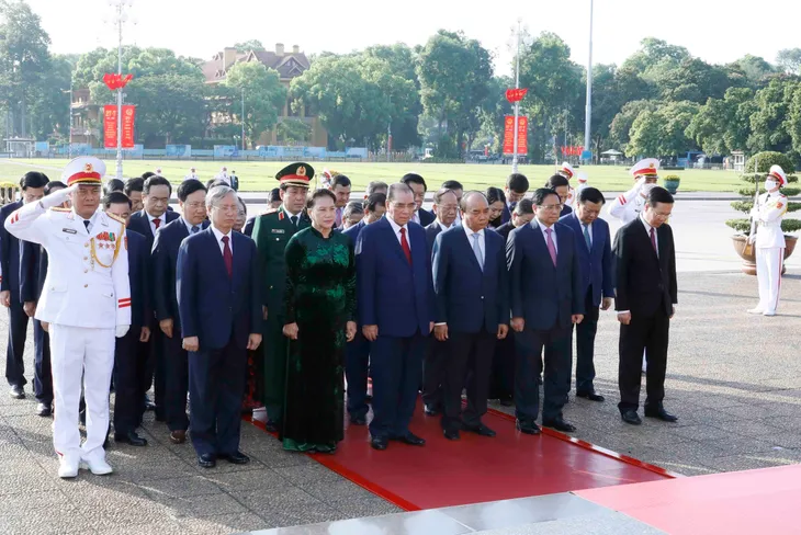 Lãnh đạo Đảng, Nhà nước dâng hương tưởng niệm các Anh hùng liệt sĩ và vào Lăng viếng Chủ tịch Hồ Chí Minh - Ảnh 2.