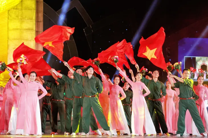 Tổng duyệt cầu truyền hình Khúc tráng ca hòa bình: Tái hiện những thời khắc hào hùng, xúc động - Ảnh 4. Tổng duyệt cầu truyền hình Khúc tráng ca hòa bình: Tái hiện những thời khắc hào hùng, xúc động - Ảnh 4.