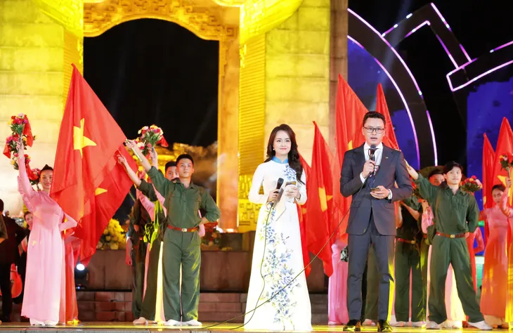 Tổng duyệt cầu truyền hình Khúc tráng ca hòa bình: Tái hiện những thời khắc hào hùng, xúc động - Ảnh 3. Tổng duyệt cầu truyền hình Khúc tráng ca hòa bình: Tái hiện những thời khắc hào hùng, xúc động - Ảnh 3.