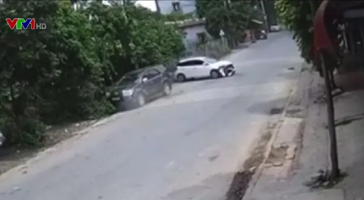 Ô tô vào cua tốc độ cao gây tai nạn rồi bỏ chạy - Ảnh 1. Ô tô vào cua tốc độ cao gây tai nạn rồi bỏ chạy - Ảnh 1.