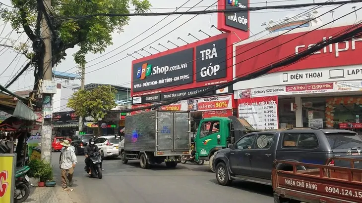 Cầm dao khống chế nhân viên cửa hàng điện thoại để cướp - Ảnh 2. Cầm dao khống chế nhân viên cửa hàng điện thoại để cướp - Ảnh 2.