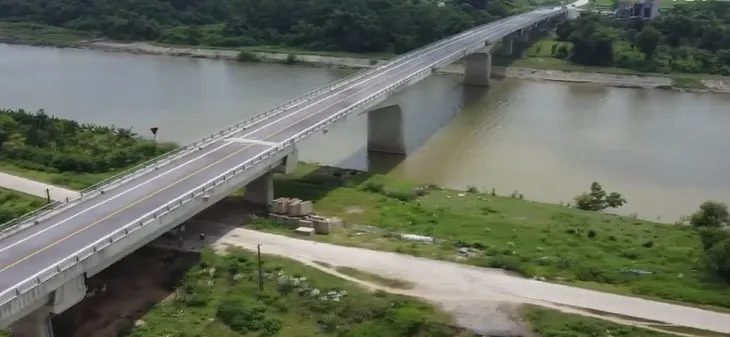 Cầu nghìn tỉ không có đường dẫn, người dân vẫn phải đi đò qua sông - Ảnh 1. Cầu nghìn tỉ không có đường dẫn, người dân vẫn phải đi đò qua sông - Ảnh 1.