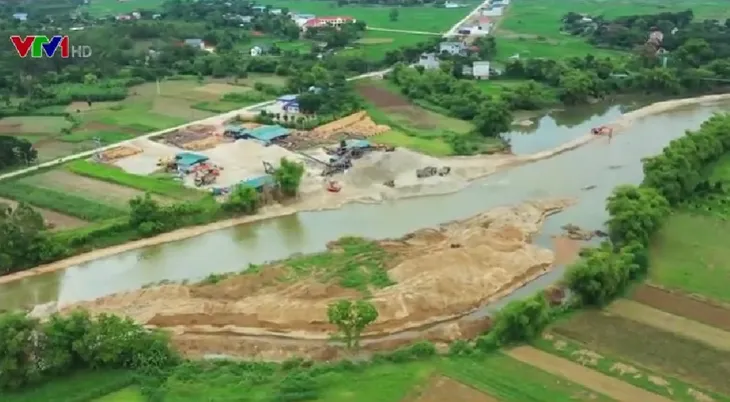 Dân lo mất nhà, mất đất vì khai thác cát sỏi - Ảnh 1. Dân lo mất nhà, mất đất vì khai thác cát sỏi - Ảnh 1.