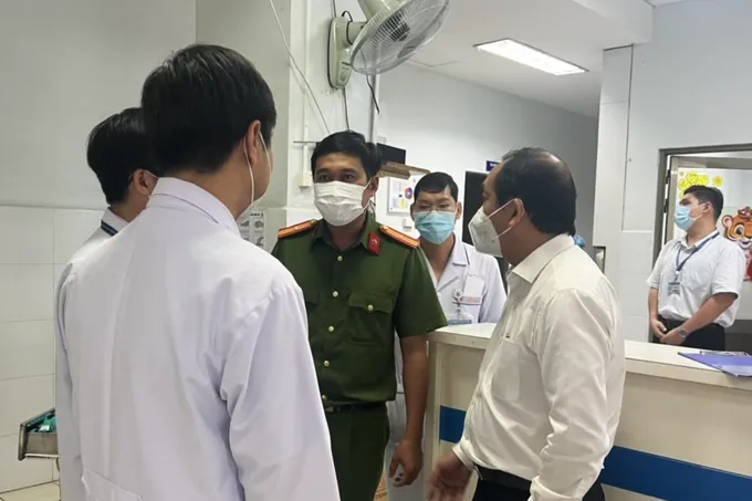 Điều tra làm rõ vụ bố bệnh nhi bóp cổ bác sĩ khoa cấp cứu - Ảnh 1. Điều tra làm rõ vụ bố bệnh nhi bóp cổ bác sĩ khoa cấp cứu - Ảnh 1.