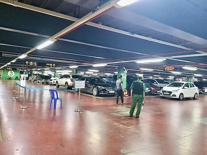Xe công nghệ ngừng đón khách ở tầng lầu sân bay Tân Sơn Nhất - Ảnh 1. Xe công nghệ ngừng đón khách ở tầng lầu sân bay Tân Sơn Nhất - Ảnh 1.