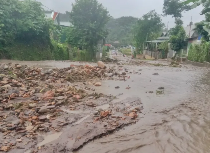 Điện Biên: Mưa lớn gây sạt lở, ách tắc trên Quốc lộ 12 và 4H - Ảnh 2. Điện Biên: Mưa lớn gây sạt lở, ách tắc trên Quốc lộ 12 và 4H - Ảnh 2.
