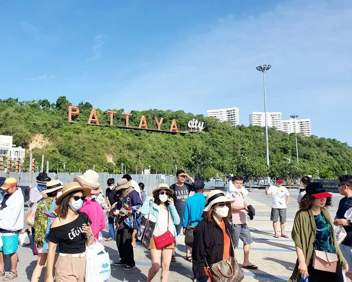 Du lịch nước ngoài sôi động sau dịch COVID-19 - Ảnh 1. Du lịch nước ngoài sôi động sau dịch COVID-19 - Ảnh 1.