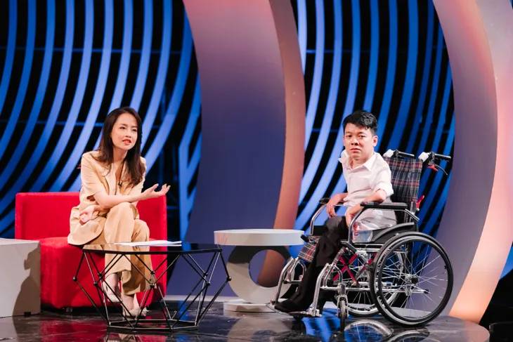 Ông chủ 8X ngồi xe lăn truyền cảm hứng trong Trạm yêu thương - Ảnh 1. Ông chủ 8X ngồi xe lăn truyền cảm hứng trong Trạm yêu thương - Ảnh 1.