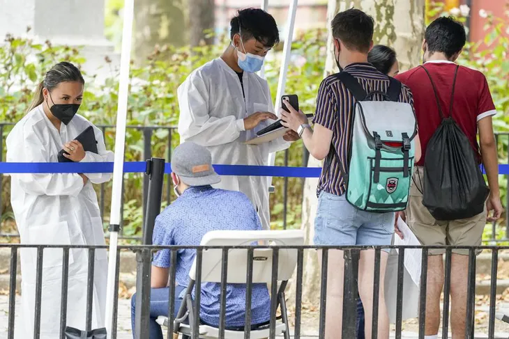 Nóng cuộc đua tích trữ vaccine ngừa đậu mùa khỉ - Ảnh 1. Nóng cuộc đua tích trữ vaccine ngừa đậu mùa khỉ - Ảnh 1.