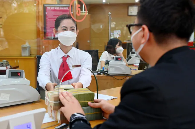 Ngân hàng vào cuộc đua tăng lãi suất, gửi tiền ở đâu nhận lãi cao nhất? - Ảnh 1. Ngân hàng vào cuộc đua tăng lãi suất, gửi tiền ở đâu nhận lãi cao nhất? - Ảnh 1.