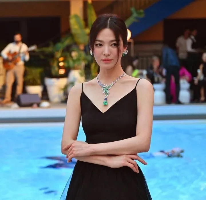 Song Hye Kyo gây choáng với vẻ đẹp và khí chất tại một sự kiện ở Paris - Ảnh 1. Song Hye Kyo gây choáng với vẻ đẹp và khí chất tại một sự kiện ở Paris - Ảnh 1.