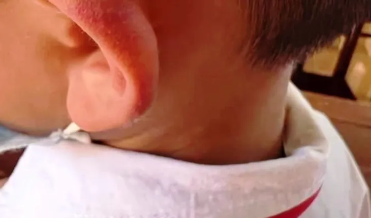 Vụ cháu bé 9 tuổi bị đánh đập ở Đắk Lắk: Khởi tố bà nội và cha ruột - Ảnh 1.