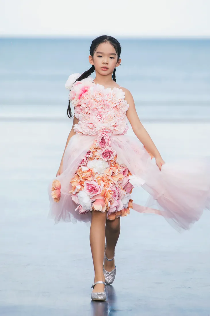 Con gái Xuân Lan tự tin làm vedette trên sàn catwalk - Ảnh 1. Con gái Xuân Lan tự tin làm vedette trên sàn catwalk - Ảnh 1.