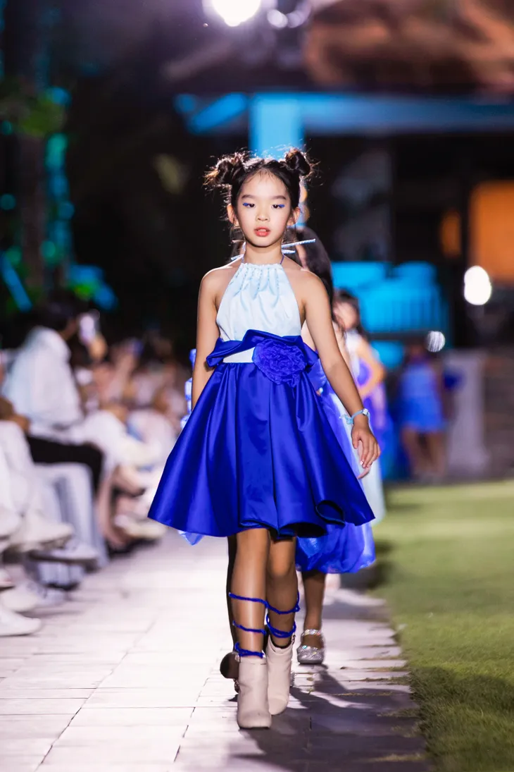 Con gái Xuân Lan tự tin làm vedette trên sàn catwalk - Ảnh 5. Con gái Xuân Lan tự tin làm vedette trên sàn catwalk - Ảnh 5.