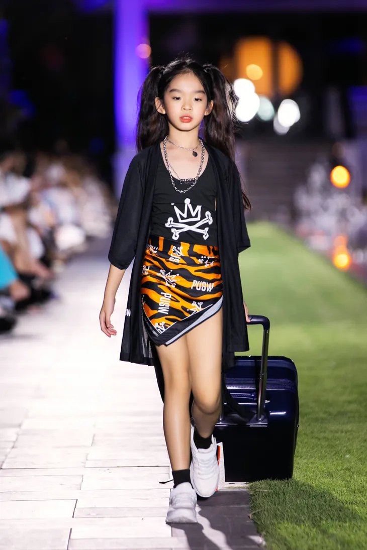 Con gái Xuân Lan tự tin làm vedette trên sàn catwalk - Ảnh 4. Con gái Xuân Lan tự tin làm vedette trên sàn catwalk - Ảnh 4.