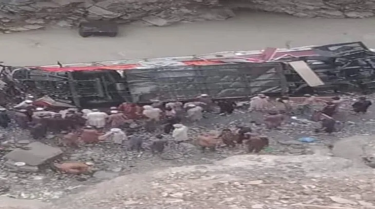 Xe bus lao xuống vực ở Pakistan khiến hàng chục người thương vong - Ảnh 1. Xe bus lao xuống vực ở Pakistan khiến hàng chục người thương vong - Ảnh 1.