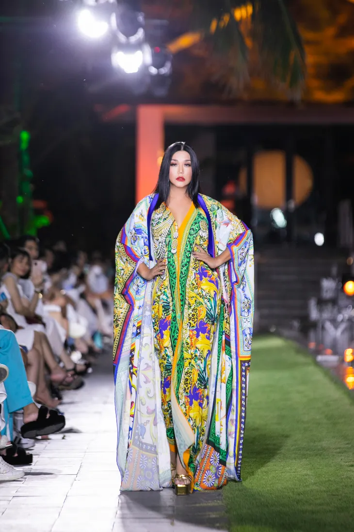 Con gái Xuân Lan tự tin làm vedette trên sàn catwalk - Ảnh 3. Con gái Xuân Lan tự tin làm vedette trên sàn catwalk - Ảnh 3.