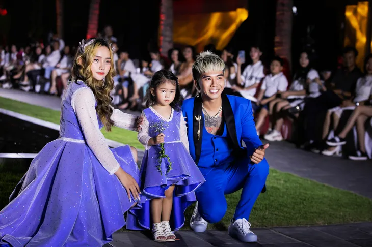 Con gái Xuân Lan tự tin làm vedette trên sàn catwalk - Ảnh 7. Con gái Xuân Lan tự tin làm vedette trên sàn catwalk - Ảnh 7.