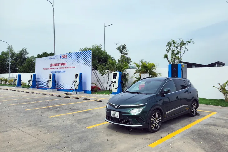 Khánh thành trạm sạc xe điện VinFast đầu tiên tại cửa hàng xăng dầu PVOIL - Ảnh 2. Khánh thành trạm sạc xe điện VinFast đầu tiên tại cửa hàng xăng dầu PVOIL - Ảnh 2.