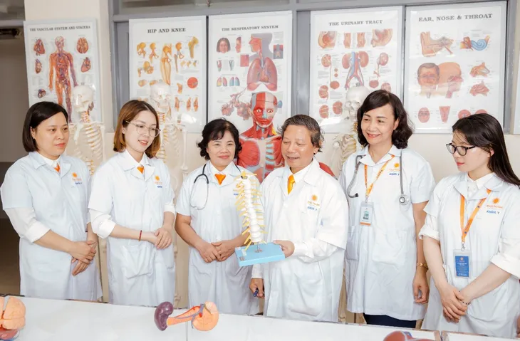 Trước kỳ thi THPT, thí sinh ồ ạt xét tuyển học bạ - Ảnh 2. Trước kỳ thi THPT, thí sinh ồ ạt xét tuyển học bạ - Ảnh 2.