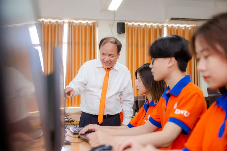 Trước kỳ thi THPT, thí sinh ồ ạt xét tuyển học bạ - Ảnh 4. Trước kỳ thi THPT, thí sinh ồ ạt xét tuyển học bạ - Ảnh 4.