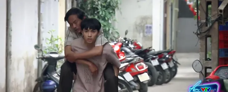 Lối nhỏ vào đời -Tập 19: Ông Thành cấp cứu, 2 con vẫn nhởn nhơ gây sự - Ảnh 3. Lối nhỏ vào đời -Tập 19: Ông Thành cấp cứu, 2 con vẫn nhởn nhơ gây sự - Ảnh 3.