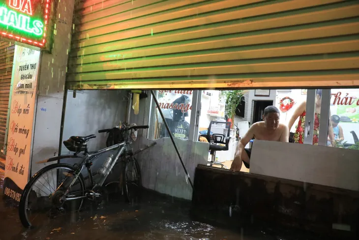 Hà Nội: Mưa lớn cuối giờ chiều gây ngập úng nhiều tuyến phố - Ảnh 9.
