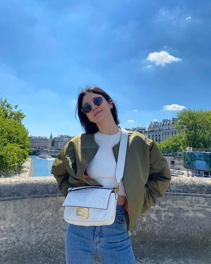 Song Hye Kyo tận hưởng một ngày giản dị ở Pháp - Ảnh 1. Song Hye Kyo tận hưởng một ngày giản dị ở Pháp - Ảnh 1.