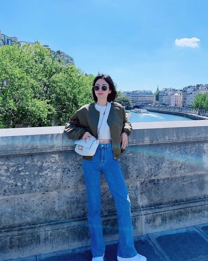 Song Hye Kyo tận hưởng một ngày giản dị ở Pháp - Ảnh 2. Song Hye Kyo tận hưởng một ngày giản dị ở Pháp - Ảnh 2.