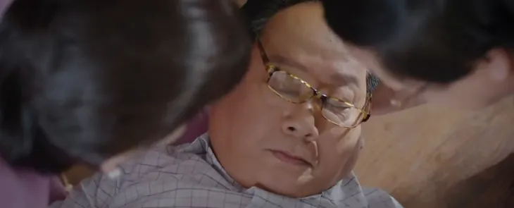 Thương ngày nắng về 2 - Tập 41: Ông Long đột quỵ, Duy trở lại chèo lái Hoàng Kim - Ảnh 3. Thương ngày nắng về 2 - Tập 41: Ông Long đột quỵ, Duy trở lại chèo lái Hoàng Kim - Ảnh 3.