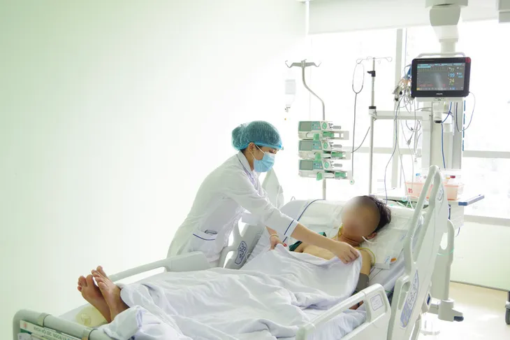 Vướng áo chống nắng bị ngã, người phụ nữ liên tiếp bị xe khác chồm qua - Ảnh 2. Vướng áo chống nắng bị ngã, người phụ nữ liên tiếp bị xe khác chồm qua - Ảnh 2.