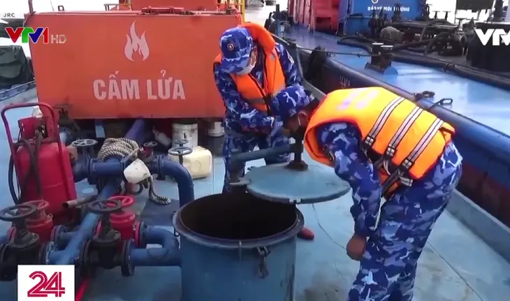 Buôn lậu xăng dầu trên biển ngày càng tinh vi - Ảnh 2. Buôn lậu xăng dầu trên biển ngày càng tinh vi - Ảnh 2.