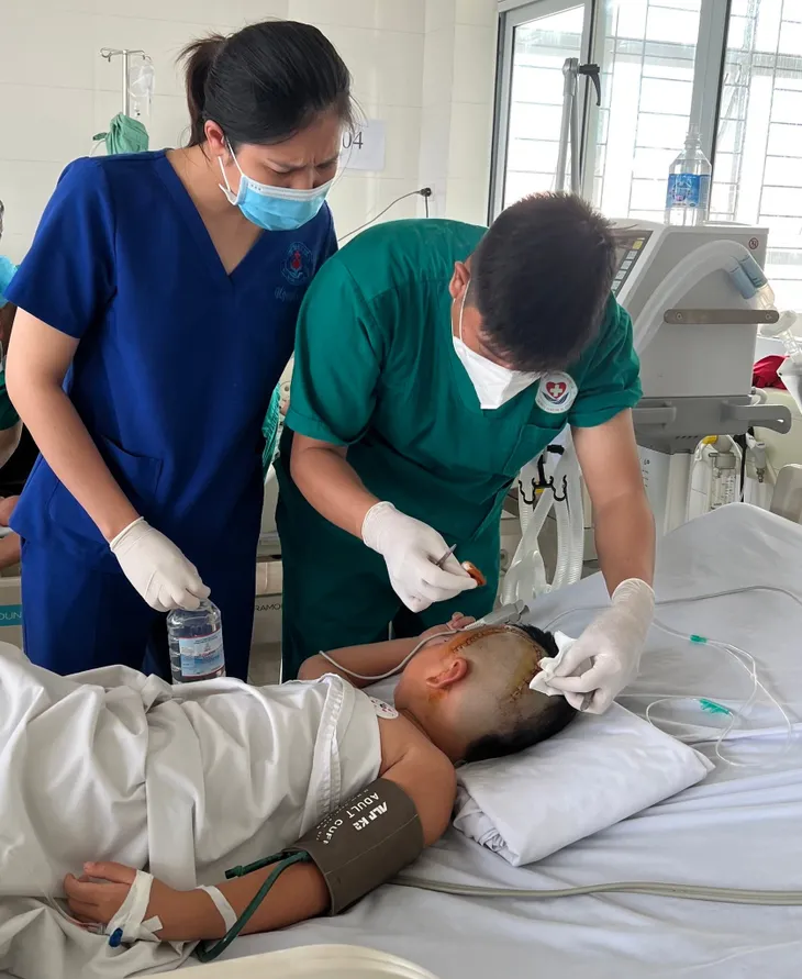 Ngã đập đầu xuống nền cứng khi đi xe đạp, bé trai bị chấn thương sọ não - Ảnh 1.