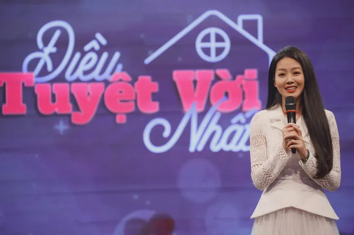Hình ảnh một BTV Hồng Nhung rất khác trên sóng truyền hình - Ảnh 2. Hình ảnh một BTV Hồng Nhung rất khác trên sóng truyền hình - Ảnh 2.