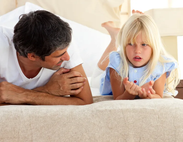 Những cách phê bình nhẹ nhàng để không hủy hoại lòng tự trọng của con trẻ - Ảnh 2. Những cách phê bình nhẹ nhàng để không hủy hoại lòng tự trọng của con trẻ - Ảnh 2.