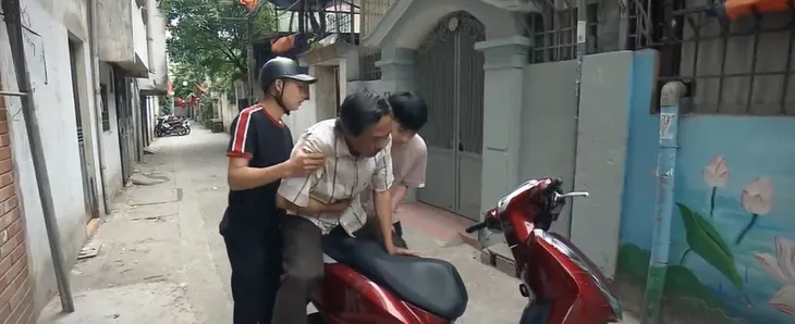 Lối nhỏ vào đời - Tập 19: Dũng làm việc tốt nhưng bị cả bố và 2 con ông Thành nghi ngờ - Ảnh 8.
