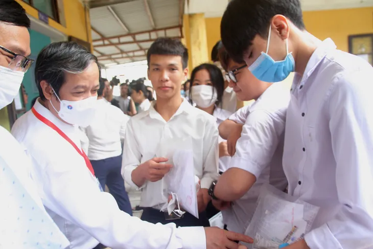 Bộ trưởng Bộ GD&ĐT lưu ý thống nhất việc thí sinh đeo khẩu trang hay không - Ảnh 2.