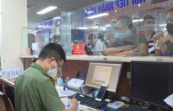 Tiết kiệm thời gian, chi phí đi lại khi làm hộ chiếu trực tuyến - Ảnh 1. Tiết kiệm thời gian, chi phí đi lại khi làm hộ chiếu trực tuyến - Ảnh 1.