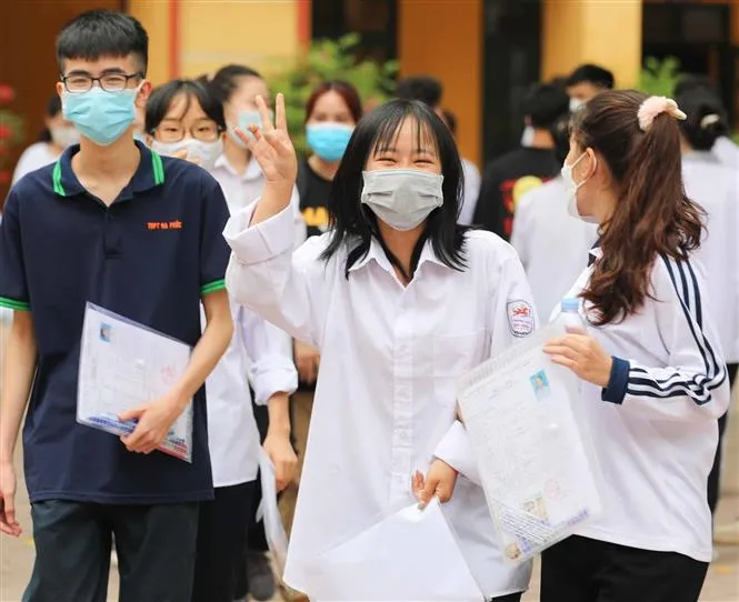 Thí sinh Hà Nội hoàn thành môn thi Ngữ văn, đề thi không có yếu tố bất ngờ - Ảnh 2. Thí sinh Hà Nội hoàn thành môn thi Ngữ văn, đề thi không có yếu tố bất ngờ - Ảnh 2.
