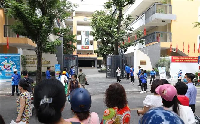 Thí sinh Hà Nội hoàn thành môn thi Ngữ văn, đề thi không có yếu tố bất ngờ - Ảnh 21. Thí sinh Hà Nội hoàn thành môn thi Ngữ văn, đề thi không có yếu tố bất ngờ - Ảnh 21.
