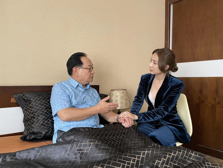 Thương ngày nắng về: Mẹ kế trẻ đẹp bất ngờ, sánh đôi bên Duy - Ảnh 5. Thương ngày nắng về: Mẹ kế trẻ đẹp bất ngờ, sánh đôi bên Duy - Ảnh 5.